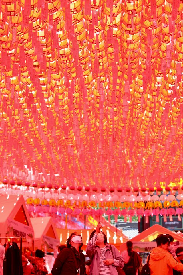 Visitors view lanterns at Jogyesa in Jongno Seoul on May 8 AJU PRESS Han Jun-gu