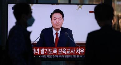 [포토] 윤석열 대통령 기자회견 보는 시민들