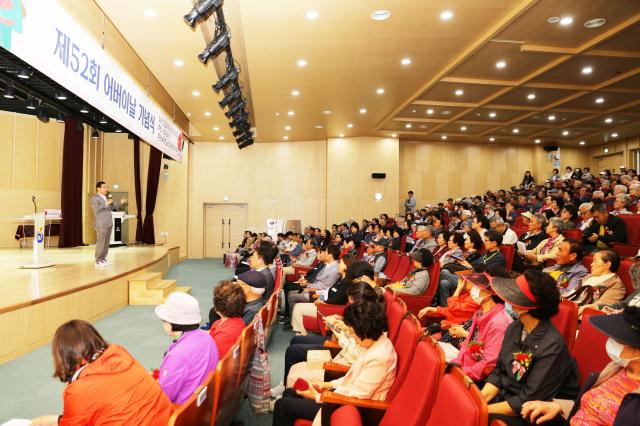 이현재 하남시장이 8일 하남시청 별관 2층 대강당에서 열린 어버이날 기념행사에서 축사를 하고 있다 사진하남시