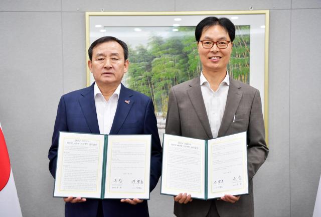 담양군 이병노 군수사진 왼쪽는 9일 산업단지 지붕형 태양광프로젝트 업무협약을 맺었다