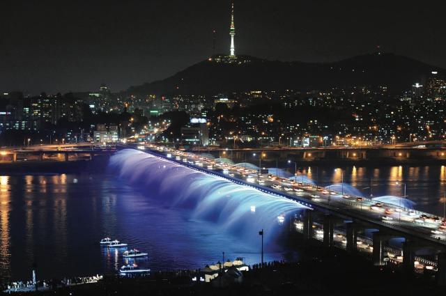 Quang cảnh cầu Banpo bắc qua sông Hàn vào ban đêm ẢnhThành phố Seoul