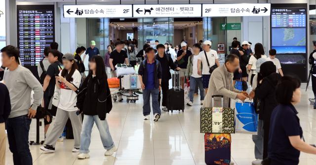 6일 서울 강서구 김포공항 국내선 입국장에서 여행객들이 입국하고 있다 사진연합뉴스