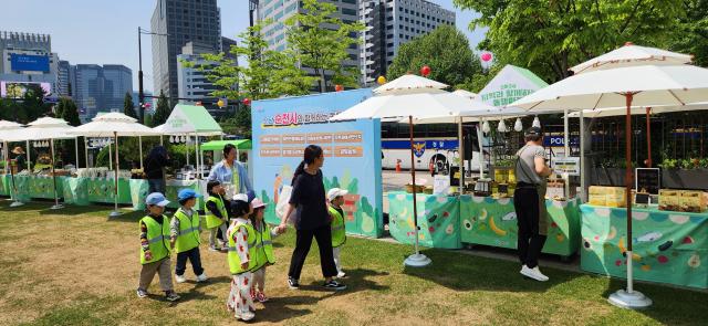 순천시가 9일 서울시청 앞 광장에서 순천지역의 농특산물로 직거래장터를 개장했다 사진순천시
