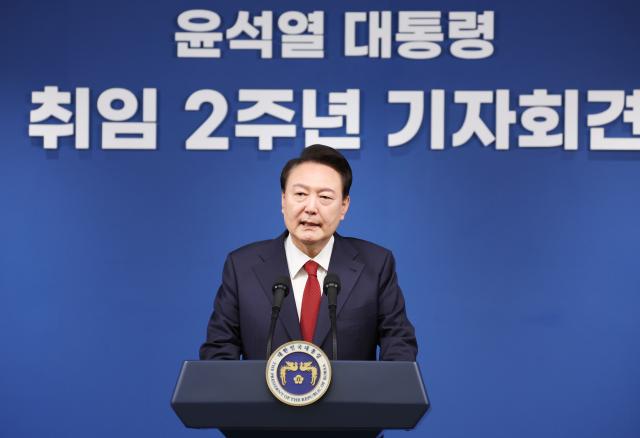Tổng thống Yoon Suk-yeol đang tổ chức Báo cáo công khai và họp báo về năm thứ hai của chính quyền Yoon Suk-yeol trong phòng họp của Tòa nhà Văn phòng Tổng thống ở Yongsan Seoul vào sáng ngày 952024 ẢnhYonhap News