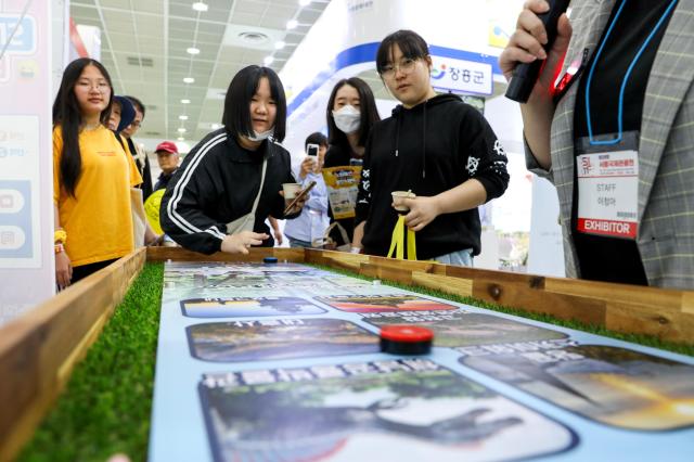 A visitor takes part in a hands-on event at The 39th Seoul International Travel Fair at COEX in Seoul on May 9 2024 AJU PRESS Kim Dong-woo