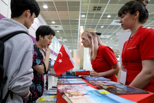 A visitor consults with a tourism representative about potential travel destination at the ‘39th Seoul International Travel Fair at COEX in Seoul on May 9 2024 AJU PRESS Kim Dong-woo