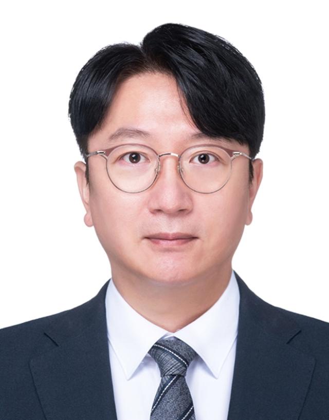 Lee Eun-hyung, a research fellow at Geon Jeong-yeon, was reappointed as ...