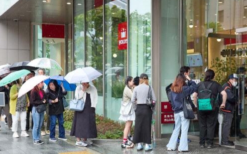 할리스가 지난 1일 일본 오사카에 난바 마루이점을 열었다 사진은 오픈 당일 매장 앞에서 고객들이 줄을 서 기다리는 모습 사진할리스