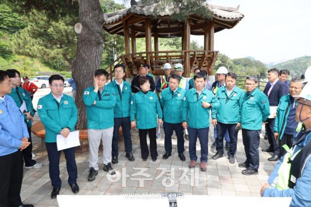 삼척시의회 의원들이 기업체 및 사업장을 방문하여 주요 현황을 청취하고 있다사진삼척시의회