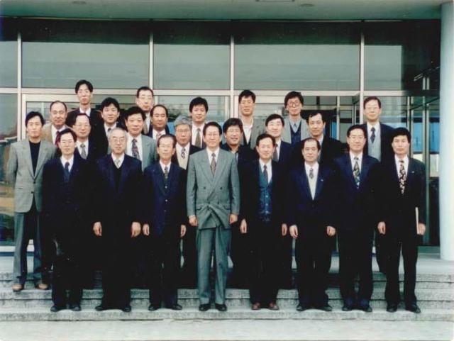 1995년 삼성중공업-KAIST 산학협력 협의체 창설 당시 기념사진 사진삼성중공업