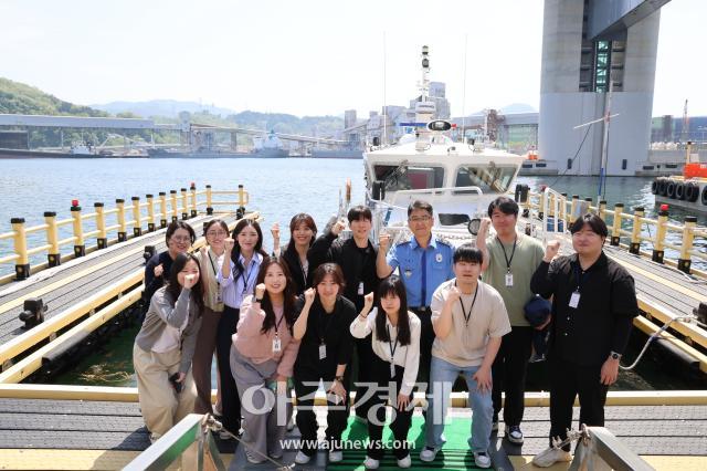 동해해양경찰서가 청년인턴들이 해양경찰 업무에 빠르게 적응할 수 있도록 실습교육을 실시하고 단체촬영을 하고 있다사진동해해경