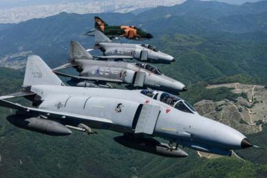 [르포] 55년 영공수호한 F-4 팬텀, 고별 국토순례비행…후배 KF-21도 동행