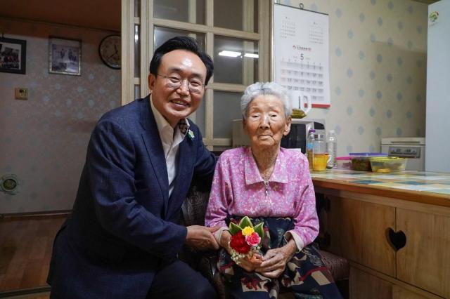 윤병태 나주시장이 102살 김점순 할머니에게 카네이션을 달아드렸다