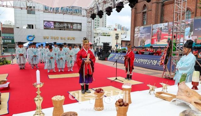 대구광역시의 ‘2024 대구약령시 한방문화축제’가 13만여 명의 관광객이 방문하며 고유제가 열리고 있다 사진대구시