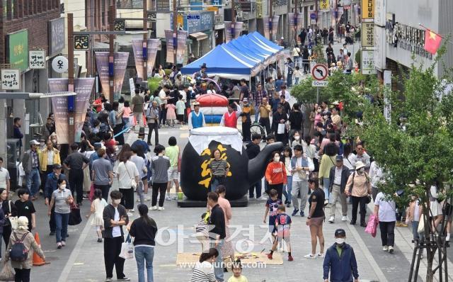 대구광역시의 ‘2024 대구약령시 한방문화축제’가 13만여 명의 관광객이 방문하며 12일 성황리에 폐막했다 사진대구시