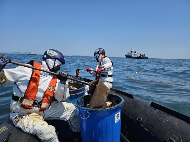 여수해양경찰이 유출된 기름띠 제거를 위해 유흡착포를 이용해 수거하고 있다 사진여수해경