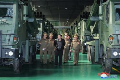 김정은, 신형 240㎜ 방사포차 시운전…포병 전투력 강화 가속화