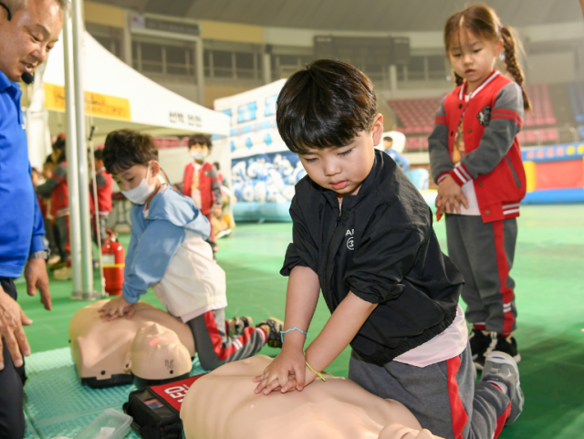 전주실내체육관에서 열린 2024 현대모비스 교통·재난안전 체험교육에 참가한 초등학생들이 화재 대피 훈련과 올바른 소화기 사용법 심폐소생술 등을 체험하고 있다 사진현대모비스
