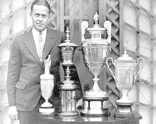 미국의 보비 존스가 그랜드 슬램 달성 이후 4개의 우승컵과 사진을 찍고 있다 사진아주경제DB