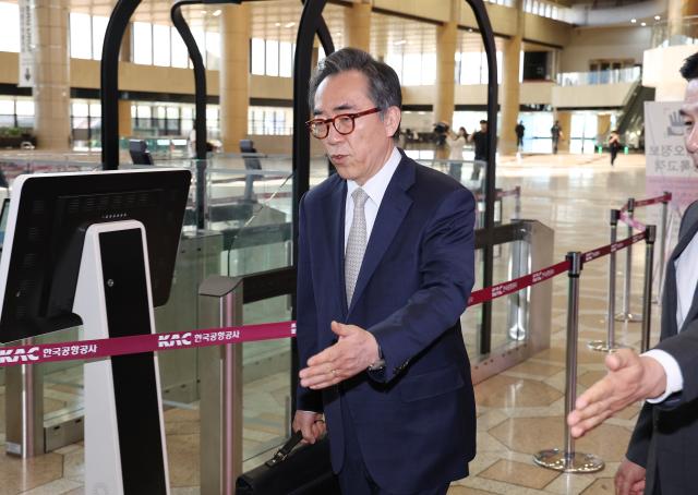 조태열 외교부 장관이 13일 오전 김포공항을 통해 중국 베이징으로 출국하고 있다 사진연합뉴스