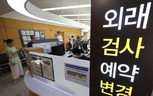 Kể từ ngày 20/5 người dân cần mang theo giấy tờ tùy thân khi đến bệnh viện và hiệu thuốc ở Hàn Quốc