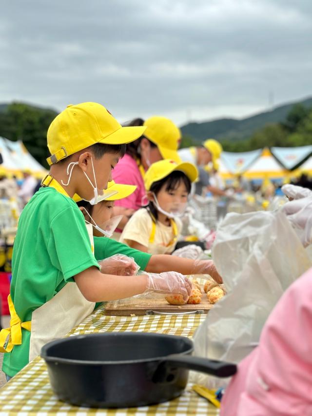 Children make dumplings at the festival AJU PRESS Han Jun-gu