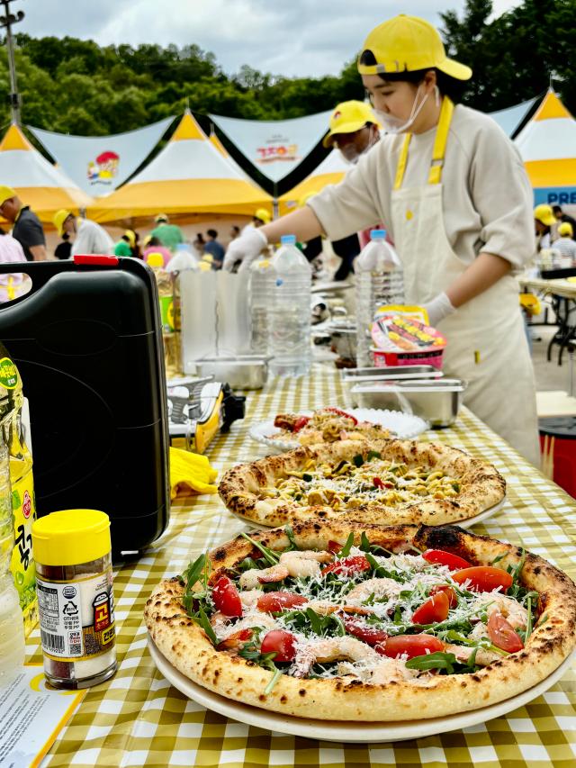 A woman makes pizza at the festival AJU PRESS Han Jun-gu