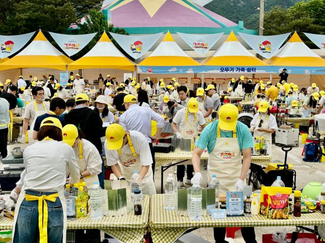 Many families participate in the cooking festival AJU PRESS Han Jun-gu