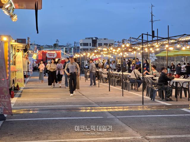 지난 10일 경북 포항시 구룡포 방파제에서 야시장 축제인 마켓피어나인이 열리고 있다 사진성상영 기자