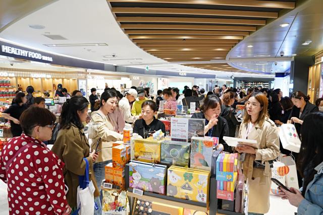 지난 7일 서울시 중구에 위치한 롯데면세점 명동본점에 중국 인센티브 단체관광객이 방문해 쇼핑하고 있는 모습 사진롯데면세점