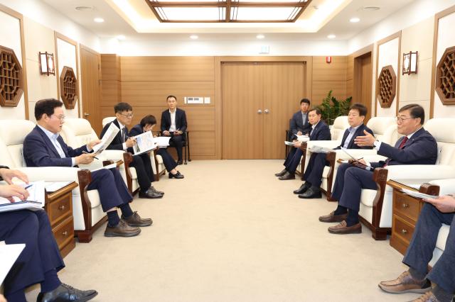 김윤철 합천군수가 국도비 확보를 위해 경남도를 방문해 박완수 경남도지사를 면담하고 국도비 확보에 적극 협조해 줄 것을 부탁하고 있다사진합천군 