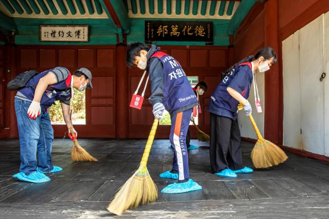 현대모비스 임직원과 가족들이 지난 4월 서울 종로구 성균관에서 목조건물 기름칠 건물 내외부 청소 등 문화재 보존 활동을 진행하고 있다사진현대모비스
