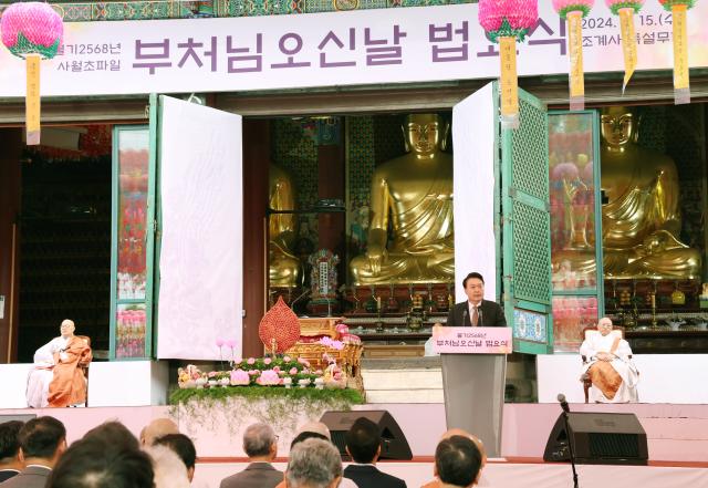 윤석열 대통령이 15일 서울 종로구 조계사에서 열린 불기 2568년 부처님오신날 봉축 법요식에서 축사하고 있다 사진연합뉴스