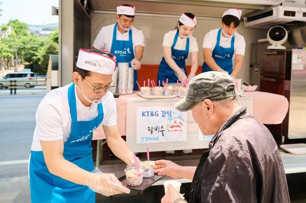 방경만 KTG 사장이 간식으로 준비한 팥빙수를 전달하는 모습 사진KTG