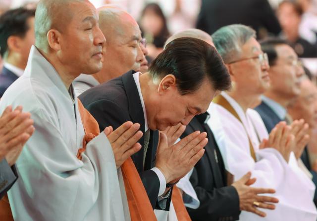 윤석열 대통령이 15일 서울 종로구 조계사에서 열린 불기 2568년 부처님오신날 봉축 법요식에서 합장하고 있다  사진연합뉴스