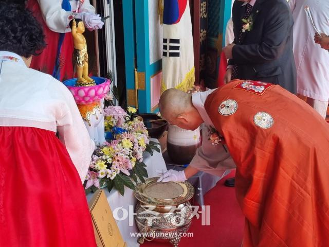 동해 삼락사에서 부처님오신날 봉축법요식을 거행하고 있다사진이동원 기자