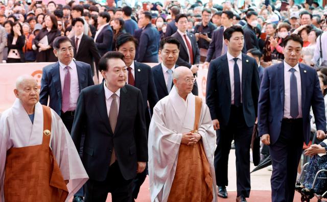 윤석열 대통령이 15일 서울 종로구 조계사에서 열린 불기 2568년 부처님오신날 봉축 법요식에 입장하고 있다 사진연합뉴스