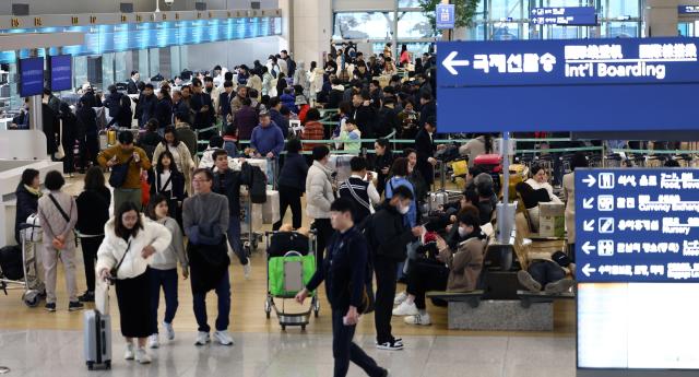 인천 중구 인천국제공항에서 여행객들이 분주하게 움직이고 있다 사진연합뉴스