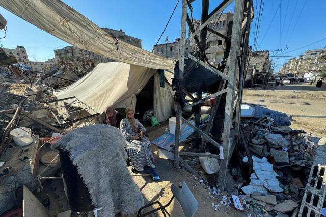 가자지구 남단 도시 라파에서 이스라엘 공습으로 황폐해진 모습의 팔레스타인 피란민 사진로이터 연합뉴스