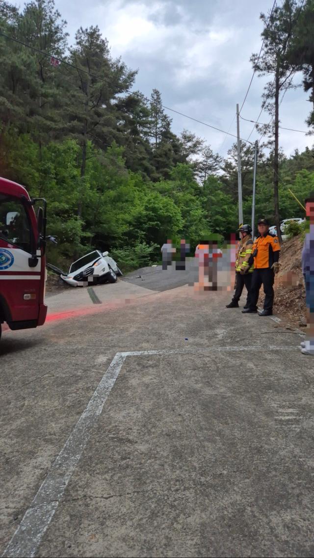 구미시 도계면 도로에서 부처님오신날 행사를 마치고 신도들을 싣고 귀가 하던 버스가 미끄러져 7명의 사상자가 발생했다사진은 소방당국의 사고현장 수습 모습사진경북소방본부