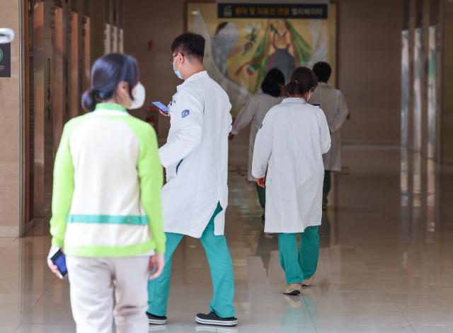 의과대학 정원 증원안을 둘러싼 정부와 의료계의 갈등이 계속되는 가운데 16일 서울 시내 한 대형병원에서 의료진이 이동하고 있다 사진연합뉴스