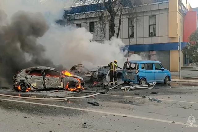 소방수들이 지난 1월 우크라이나 공습으로 러시아 벨고로드에 발생한 화재를 진화하고 있다 사진연합뉴스