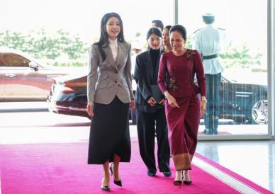 [포토] 캄보디아 총리 배우자와 이동하는 김건희 여사