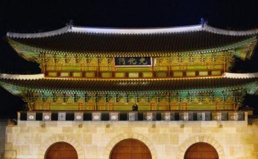 Culture minister advocates for Hangul signboard at Seouls iconic gate of royal palace
