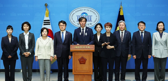 조국 조국혁신당 대표가 17일 오전 국회 소통관에서 기자회견을 열고 국회 개헌특위 설치 및 제7공화국 개헌 제안을 하고 있다 사진연합뉴스