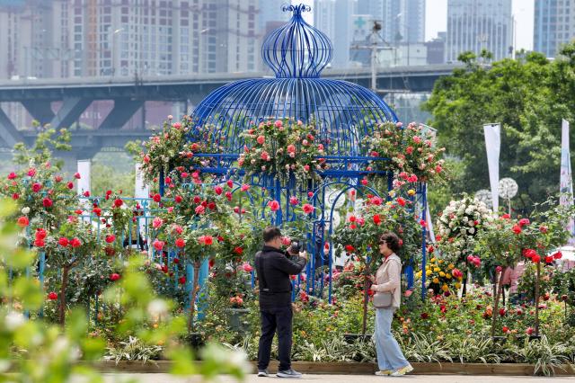 Visitors take photos at Seoul International Garden Show AJU PRESS Kim Dong-woo