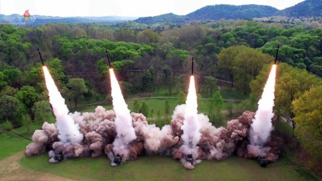 북한은 지난달 22일 김정은 국무위원장의 지도로 600mm 초대형 방사포병 부대들을 국가 핵무기 종합관리체계인 핵방아쇠 체계 안에서 운용하는 훈련을 처음으로 진행했다 사진조선중앙TV 화면