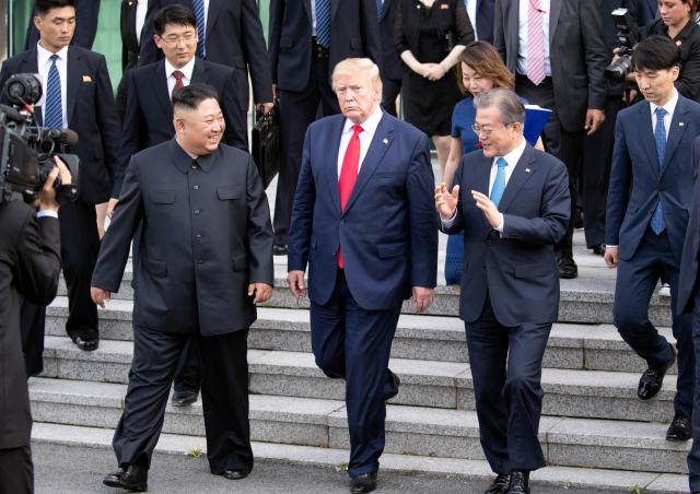 왼쪽부터 김정은 북한 국무위원장 도널드 트럼프 전 미국 대통령 문재인 전 대통령이 2019년 6월 진행된 남북미 판문점 회동에서 이야기를 나누고 있다 사진연합뉴스