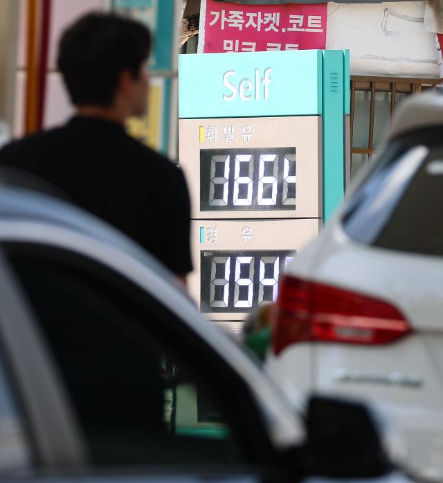지난주 국내 휘발유 가격이 7주 만에 하락 전환한 가운데 12일 오후 서울 시내의 한 주유소에서 시민이 주유하고 있다 사진연합뉴스