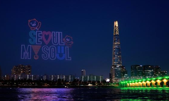 [슬라이드 포토] 카카오 라이언&춘식이와 함께하는 2024 한강 불빛 공연 드론 라이트쇼